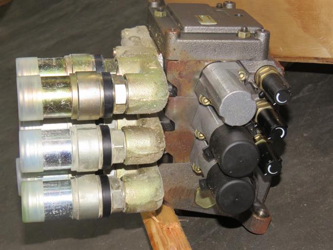 Hydraulic spoolvalve block - TSA / T6000 / MXU / Maxxum / Profi 4