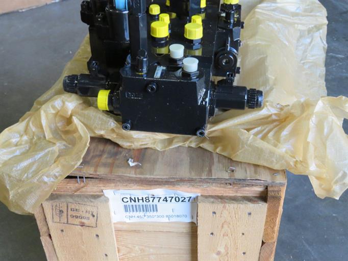 Hydraulic spoolvalve for CS/CSX combine